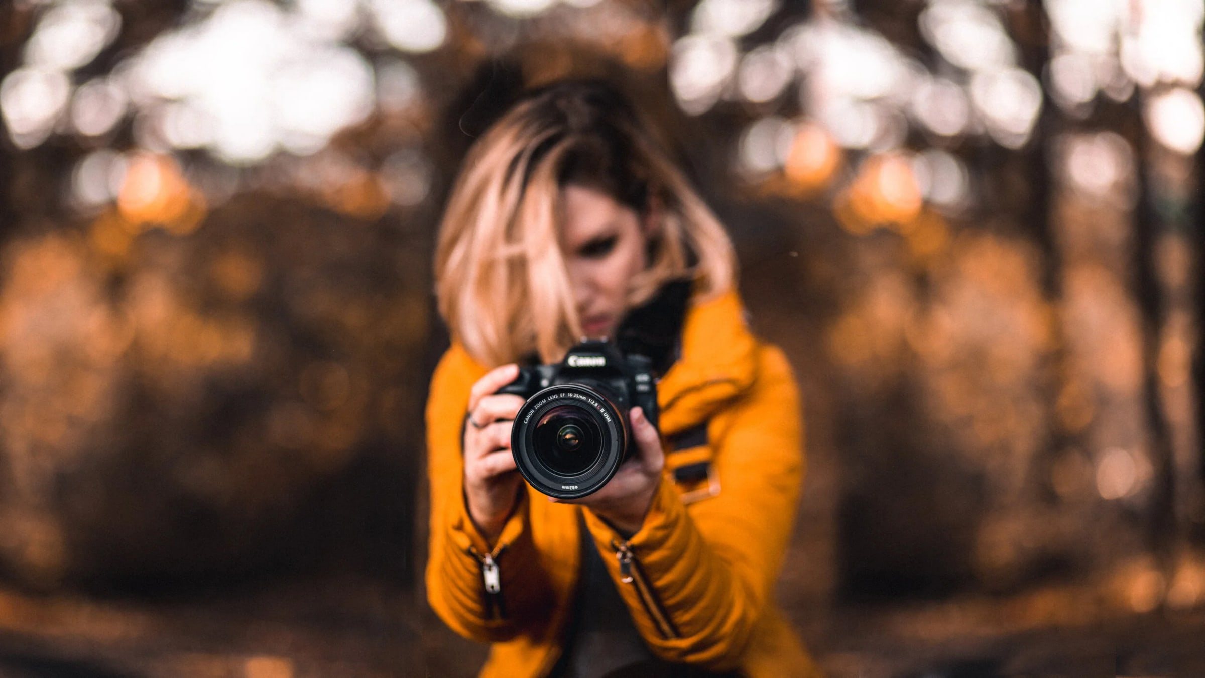 Priscila Elias holding her camera